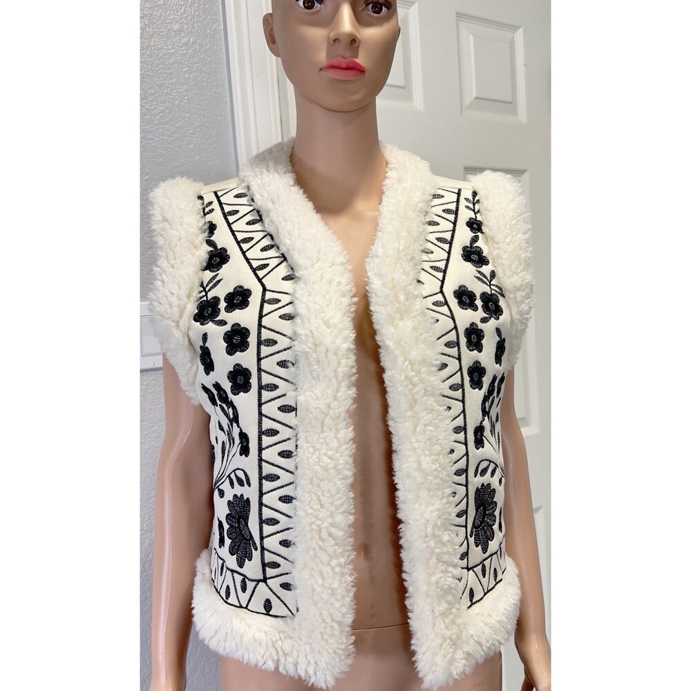 House of Harlow 1960 Sherpa Vest One Size Embroidered Floral Boho Western NWT - Picture 3 of 9